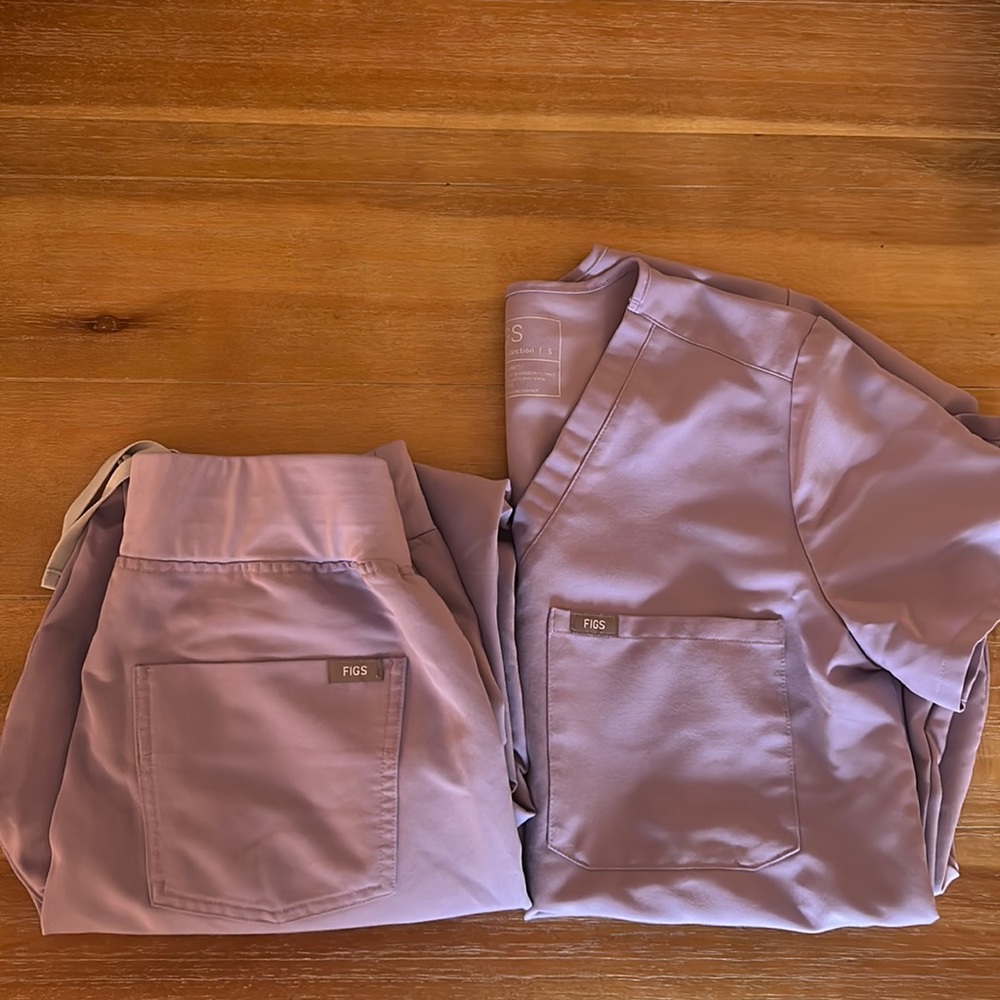 FIGS Women’s Catarina Top and Zamora Jogger Set in Lavender Dew (small)